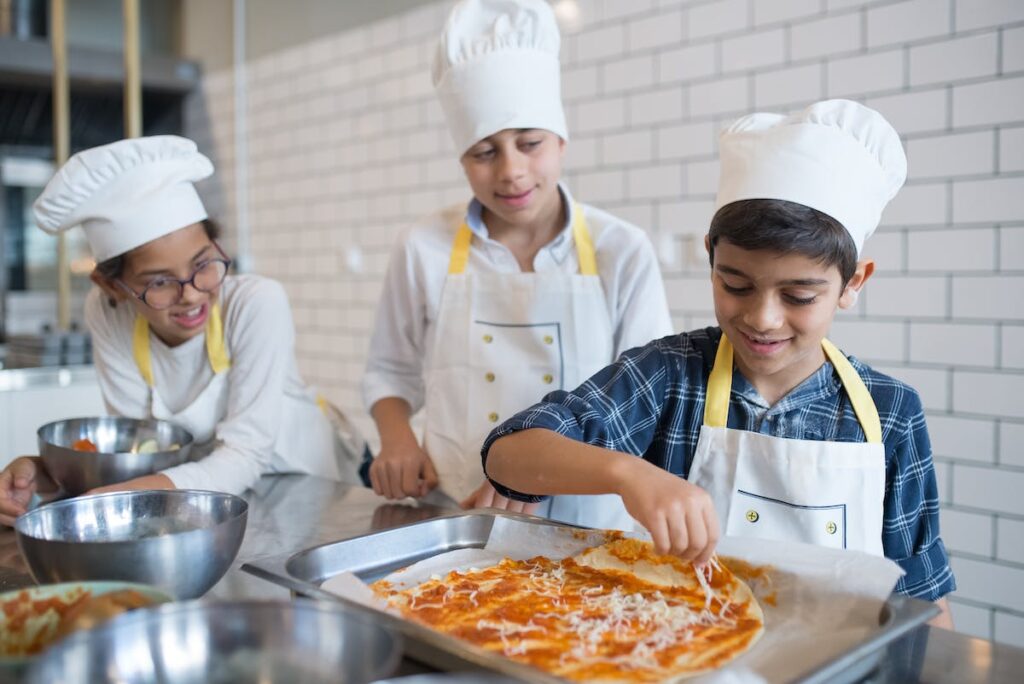 Kids making pizza