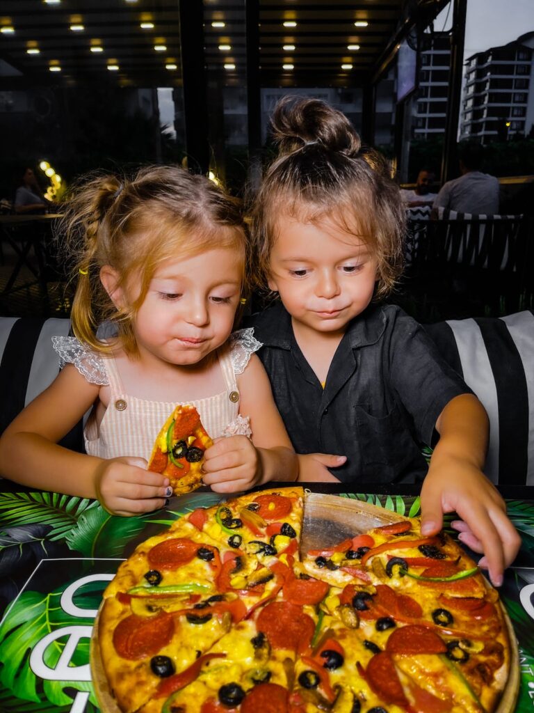 Kids eating pizza