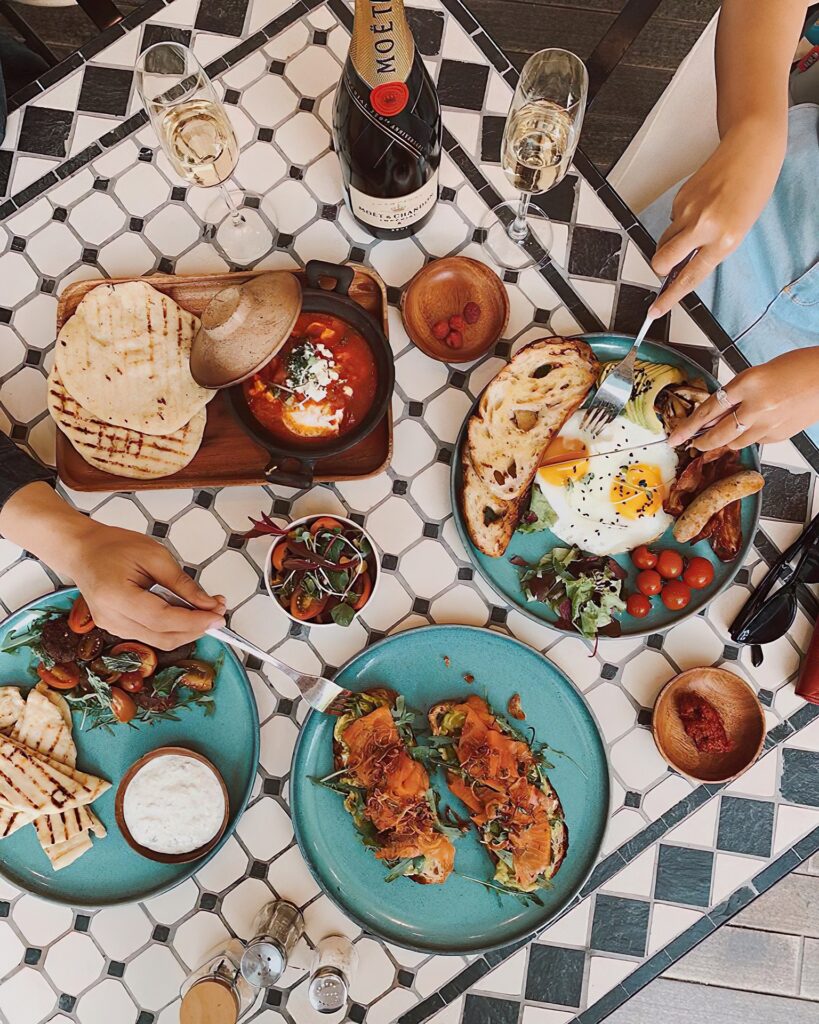 Brunch table with food and champagne - Teenage birthday party ideas