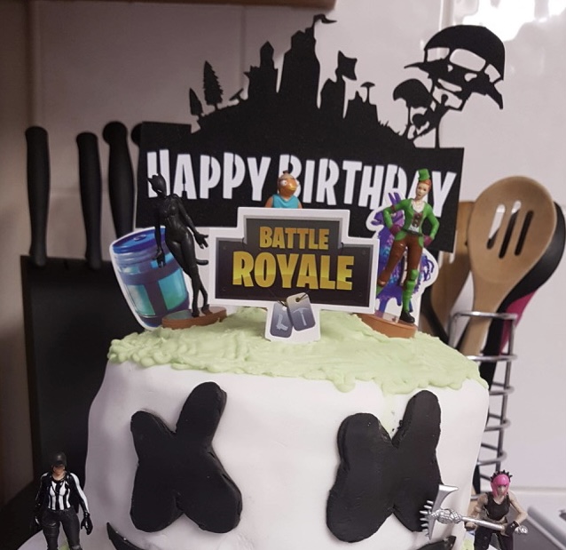 Battle royal inspired birthday cake